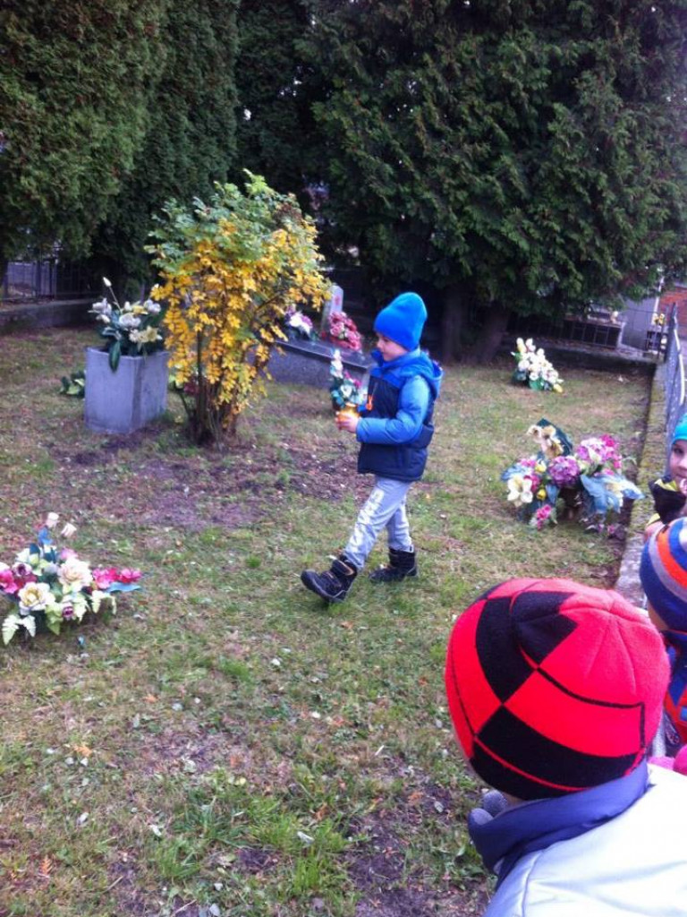 Przedszkolaki na cmentarzu