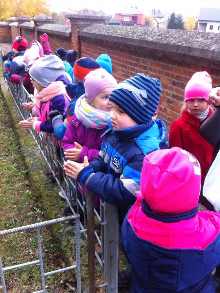 Przedszkolaki na cmentarzu