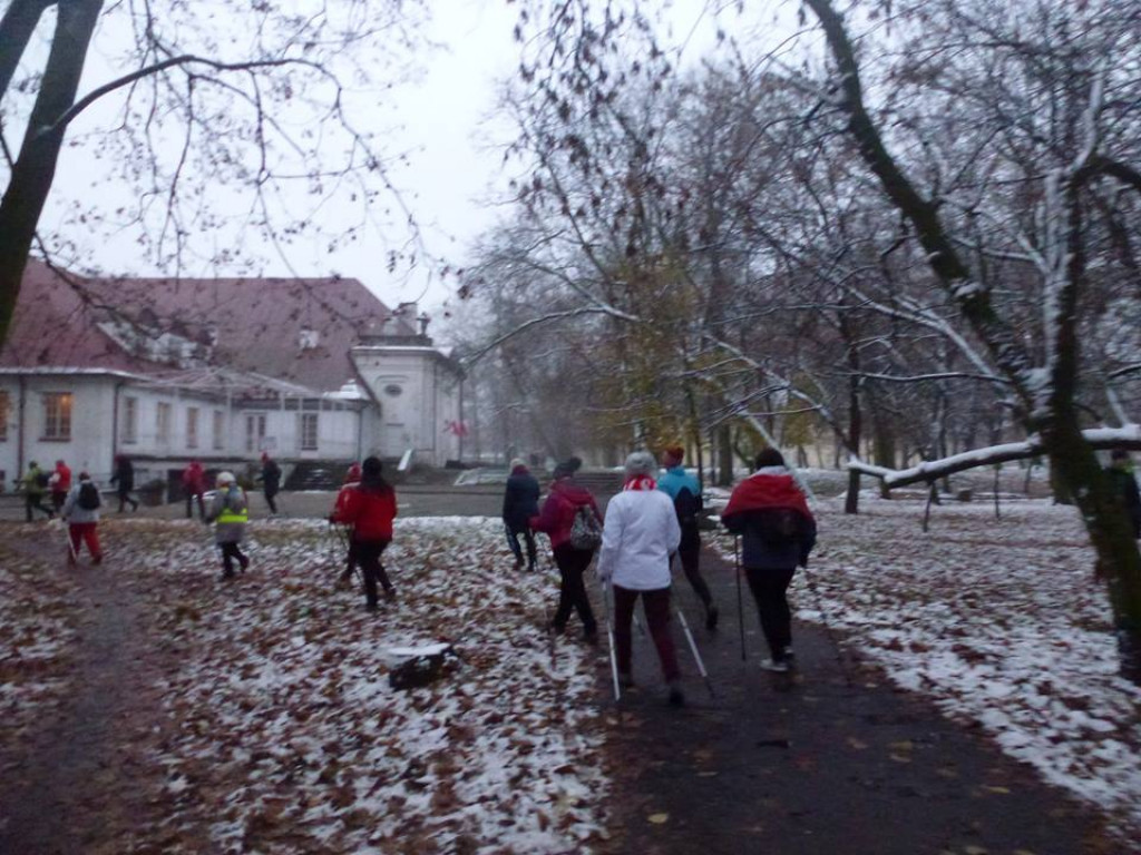 Miłośnicy Nordic Walking uczcili Święto Niepodległości