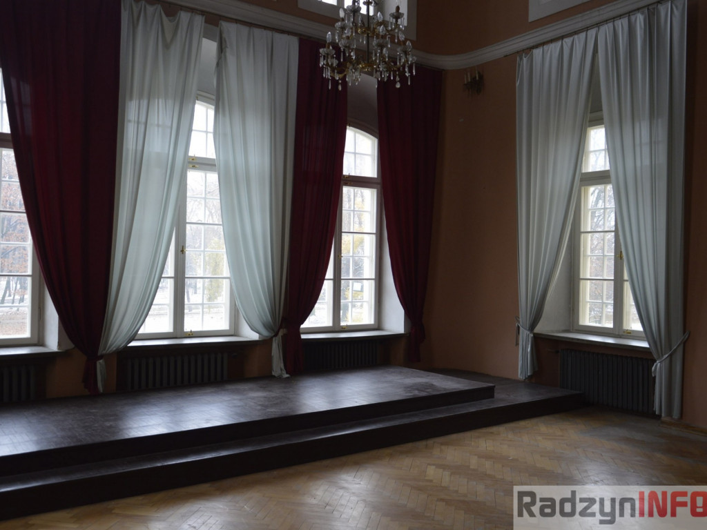 Spacer po korpusie głównym pałacu Potockich