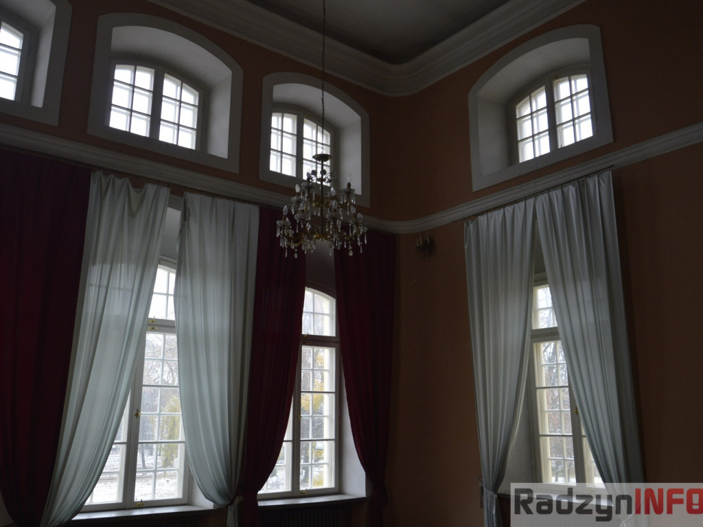 Spacer po korpusie głównym pałacu Potockich