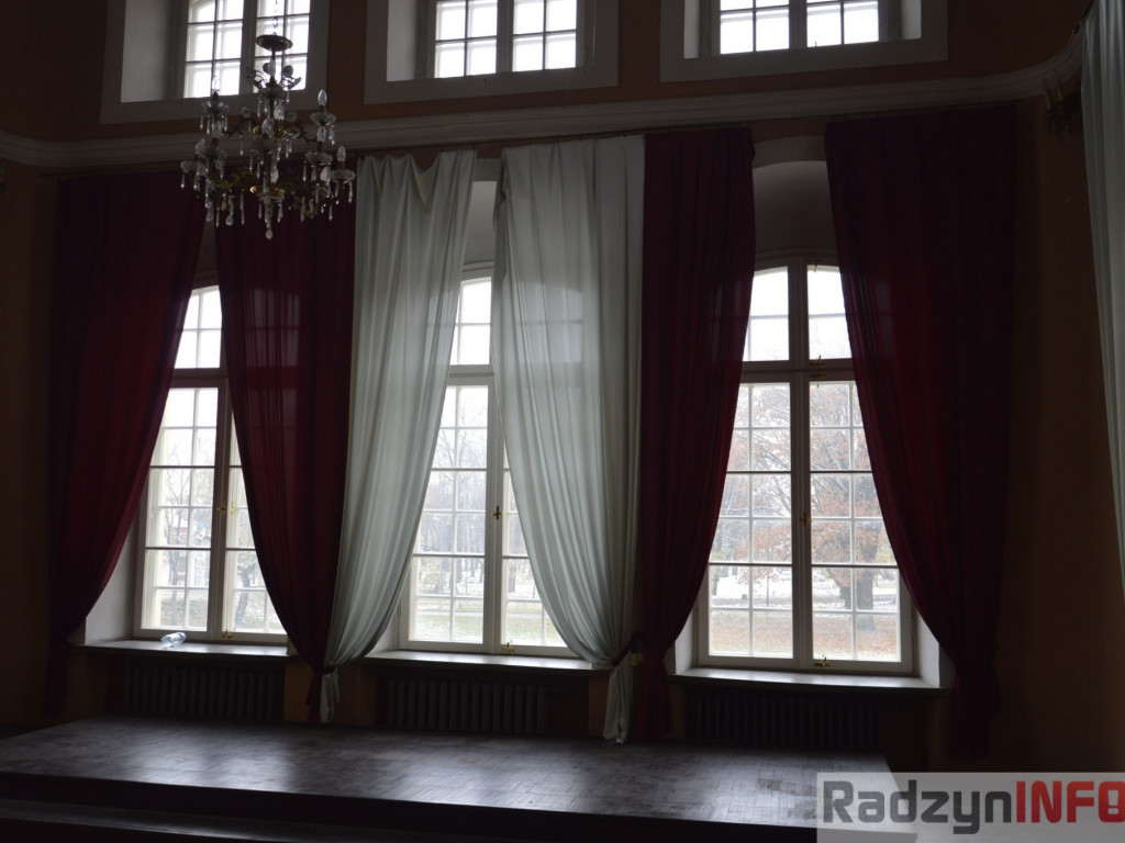 Spacer po korpusie głównym pałacu Potockich