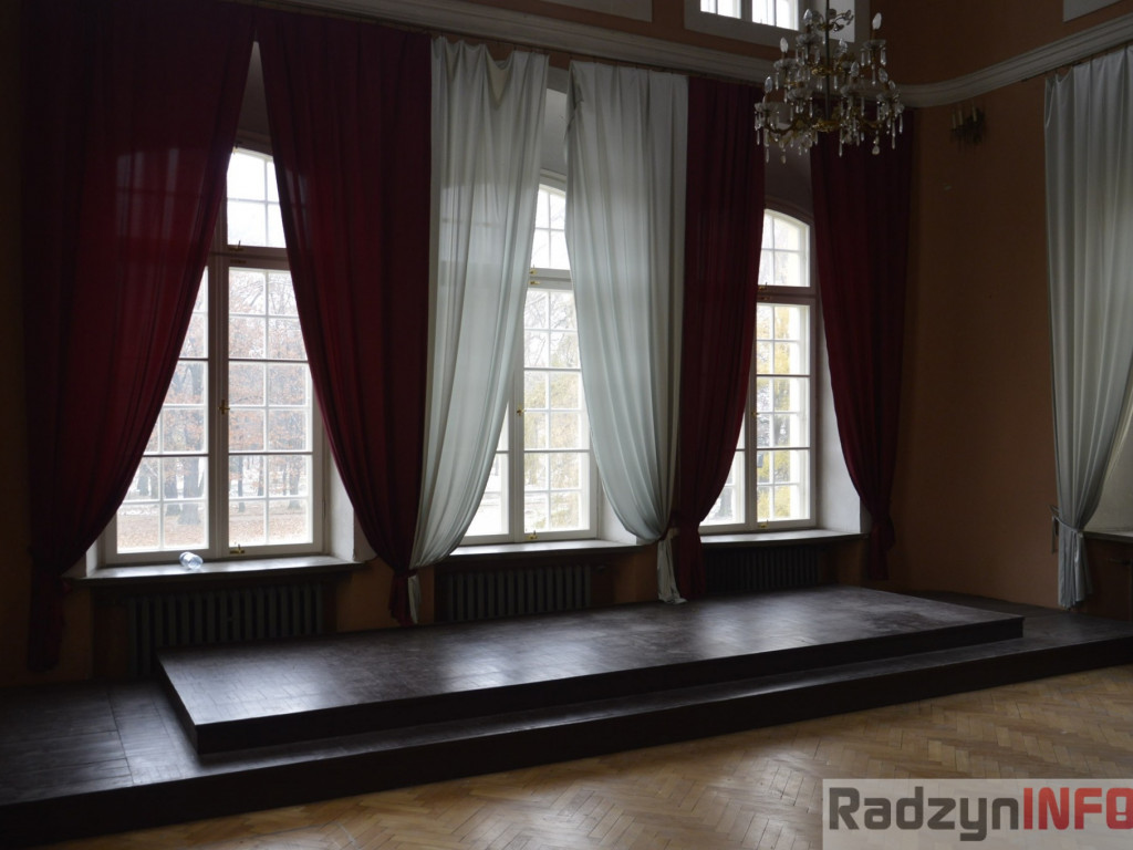 Spacer po korpusie głównym pałacu Potockich