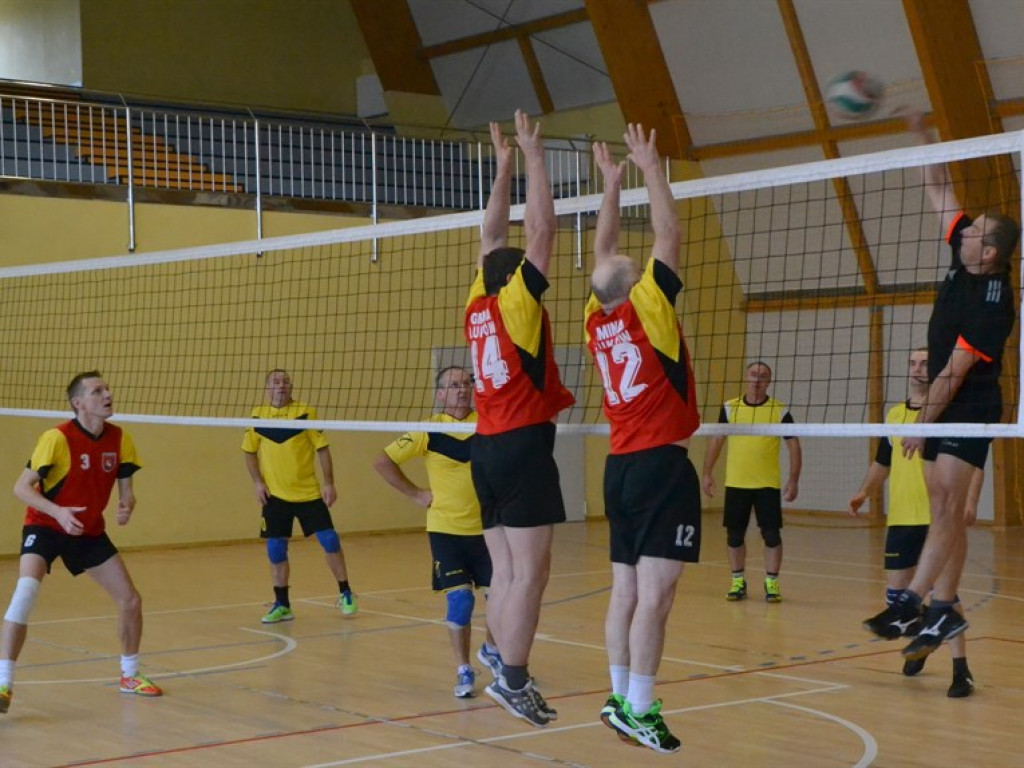 Zacięte mecze I ligowców a w Lidze Oldboys niepodzielnie panuje Poczta