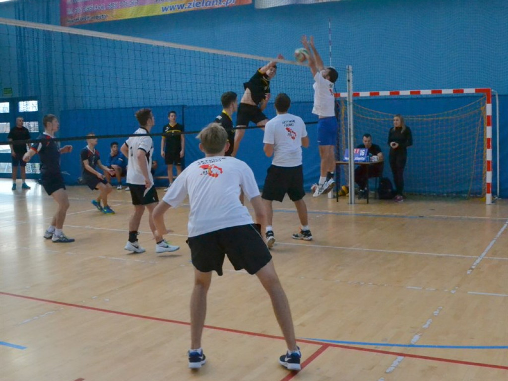 Zacięte mecze I ligowców a w Lidze Oldboys niepodzielnie panuje Poczta