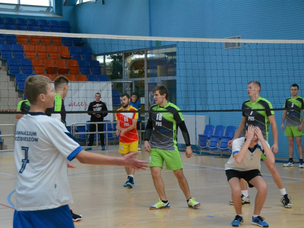 Zacięte mecze I ligowców a w Lidze Oldboys niepodzielnie panuje Poczta