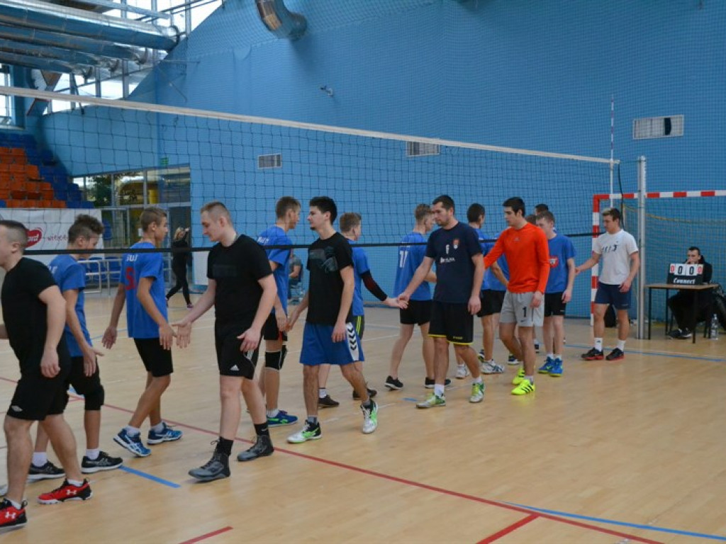 Zacięte mecze I ligowców a w Lidze Oldboys niepodzielnie panuje Poczta