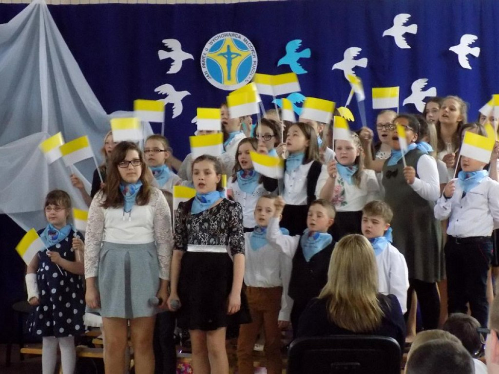 Trzecia rocznica nadania imienia Św. Jana Pawła II SP w Białce