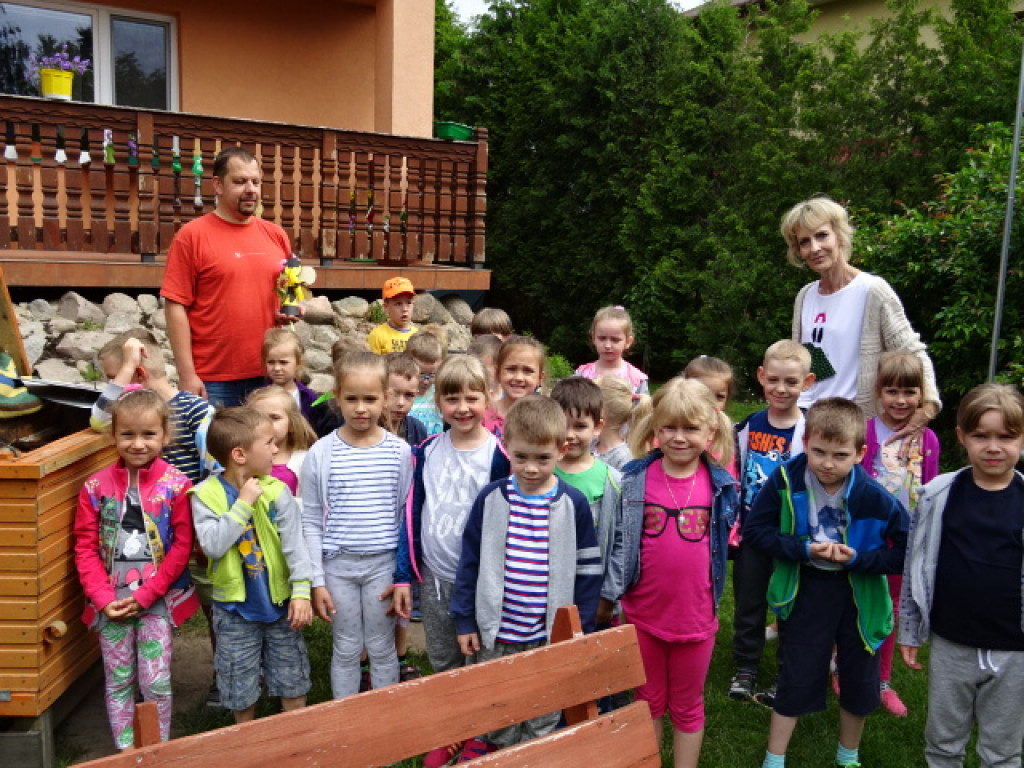 Przedszkolaki z Reja poznają zawód pszczelarza