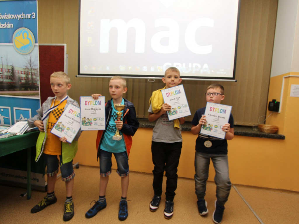 Młodzi szachiści na podium turnieju w Międzyrzecu