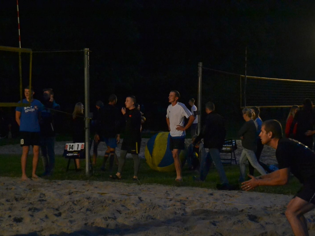 Nocą pod siatką