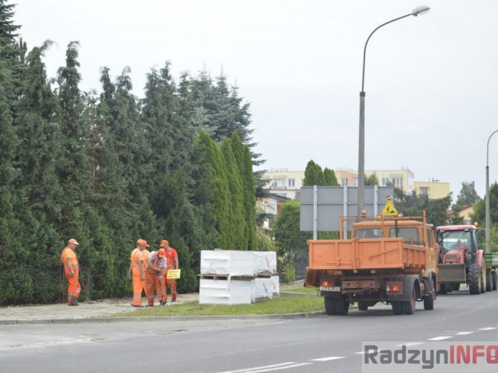 Nowym chodnikiem przez Wyszyńskiego