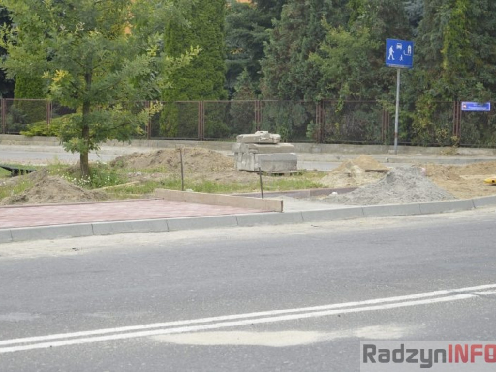 Nowym chodnikiem przez Wyszyńskiego