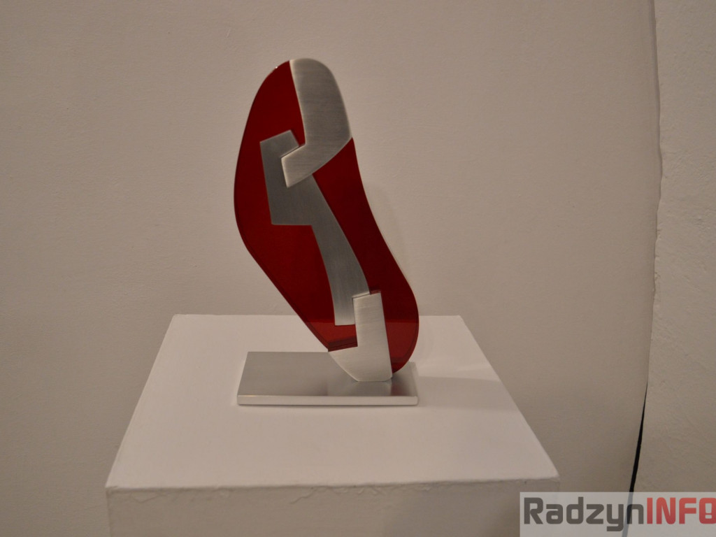 Między szkłem, metalem i papierem