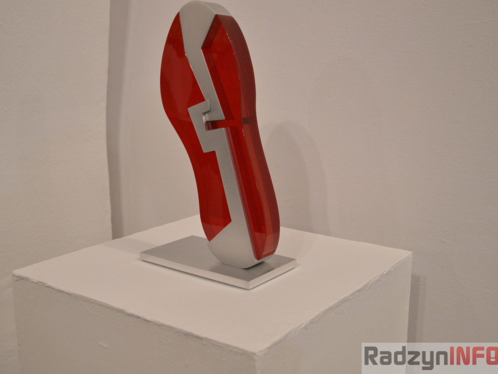 Między szkłem, metalem i papierem