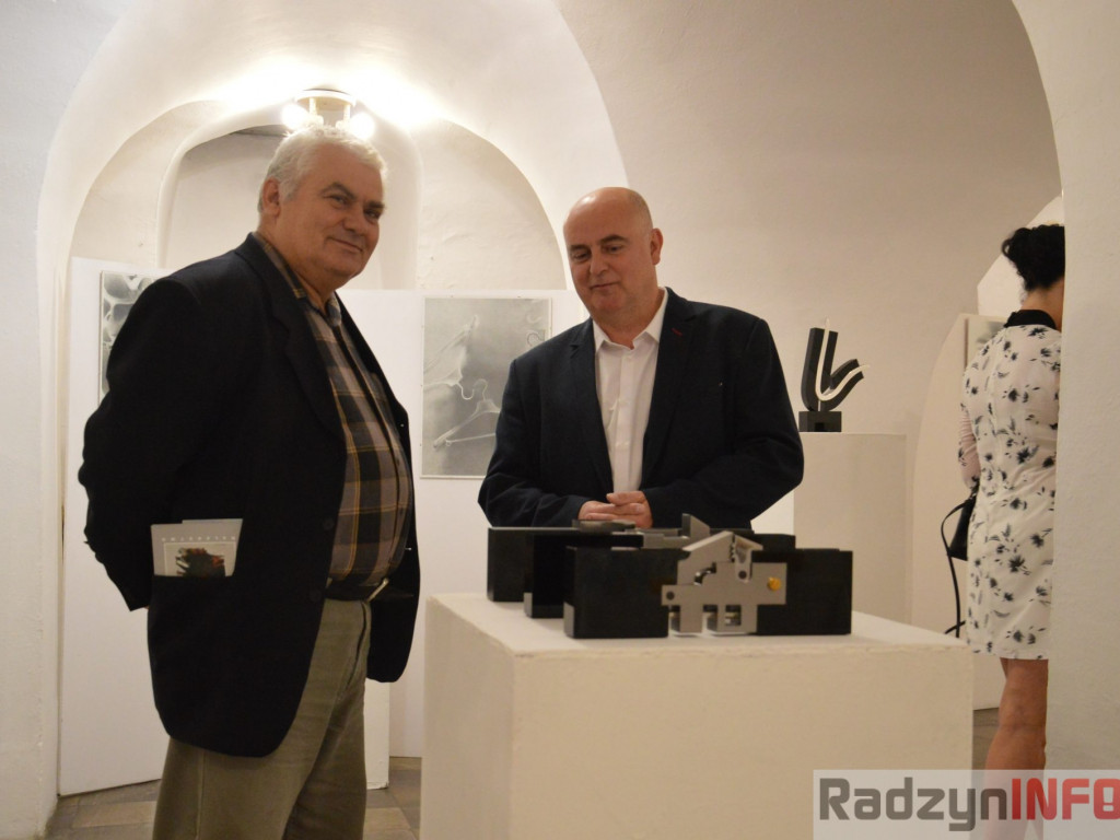 Między szkłem, metalem i papierem