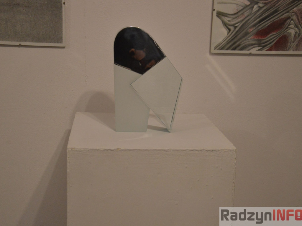 Między szkłem, metalem i papierem