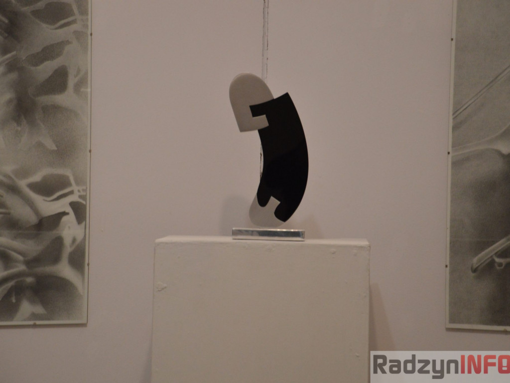 Między szkłem, metalem i papierem