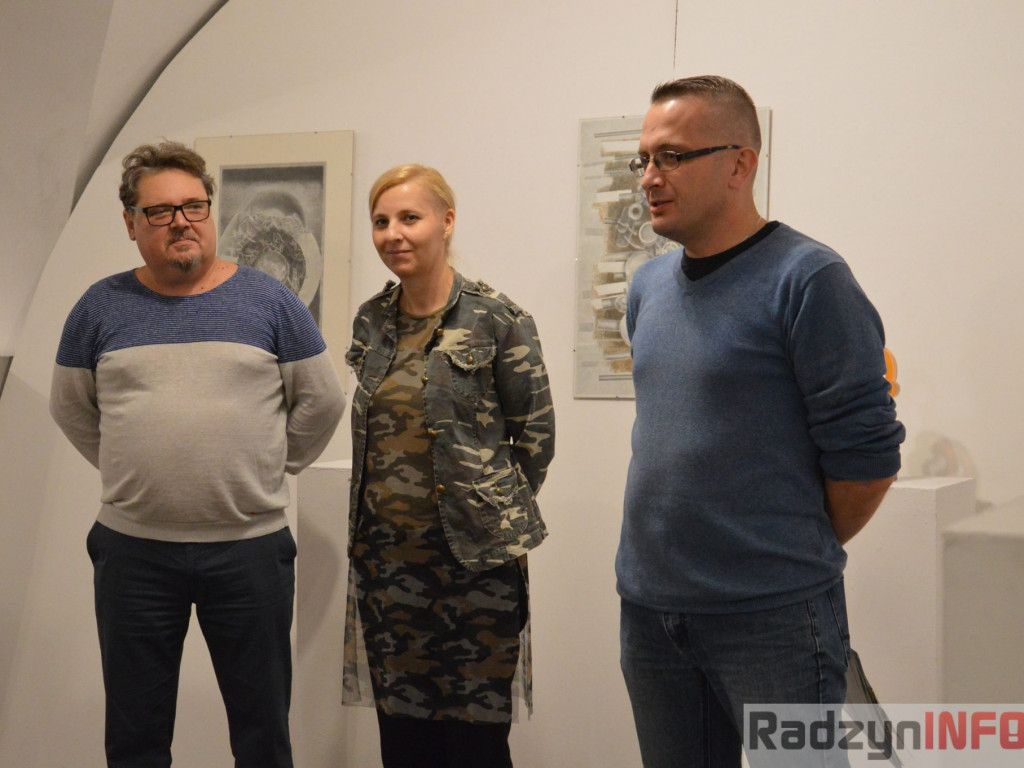 Między szkłem, metalem i papierem