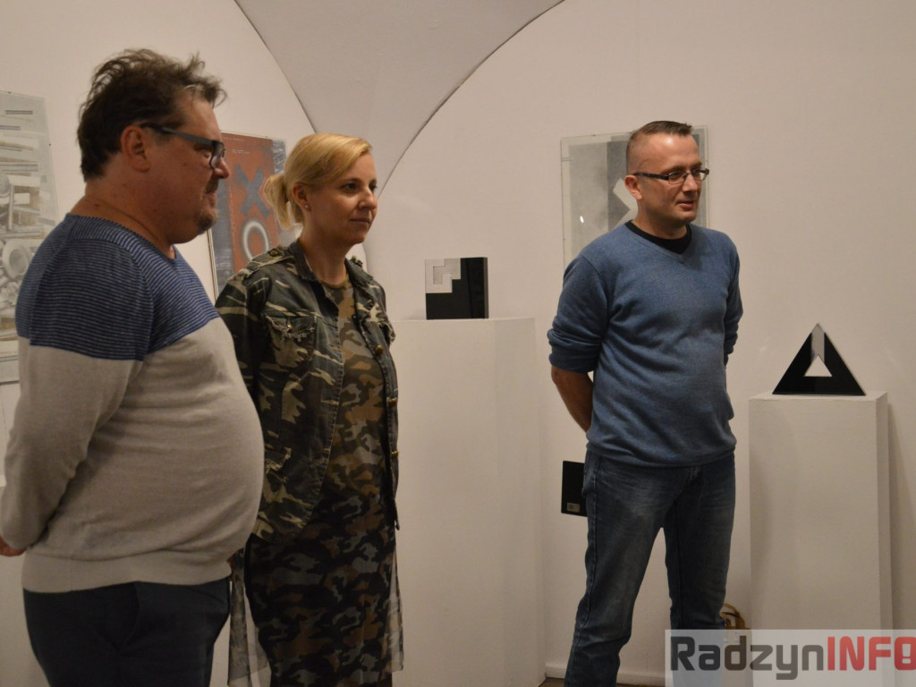 Między szkłem, metalem i papierem