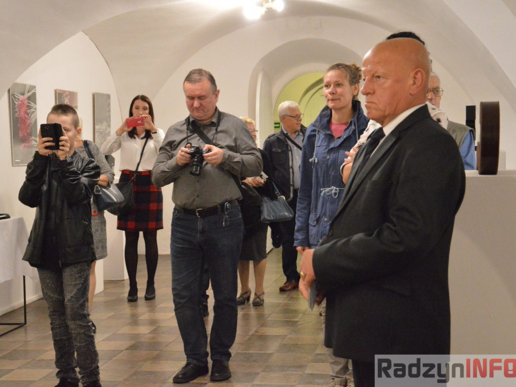 Między szkłem, metalem i papierem