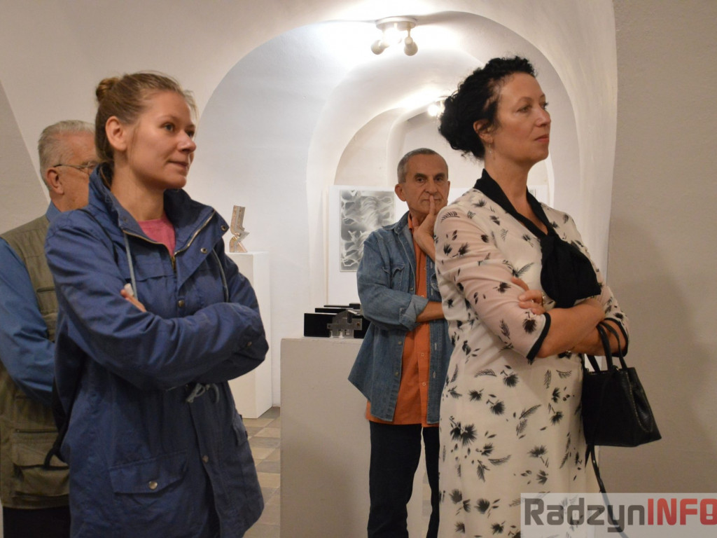Między szkłem, metalem i papierem