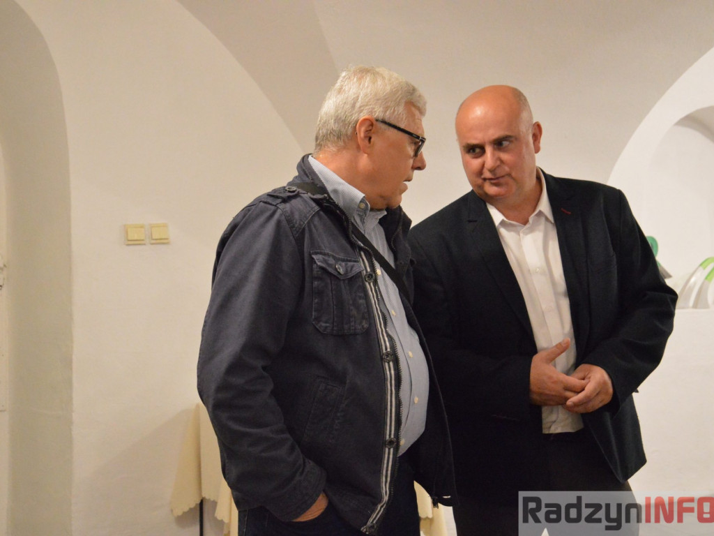 Między szkłem, metalem i papierem