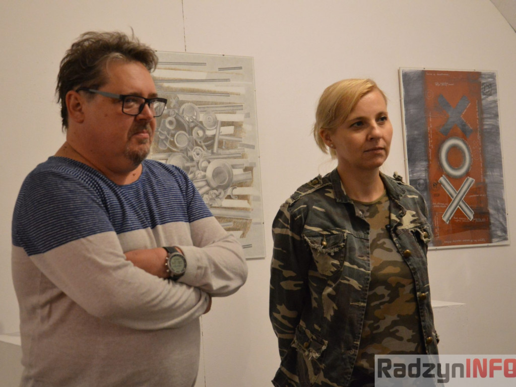 Między szkłem, metalem i papierem