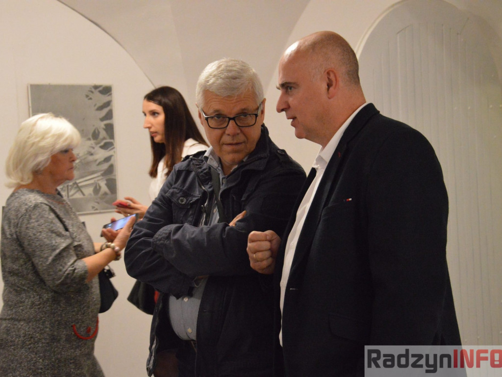 Między szkłem, metalem i papierem