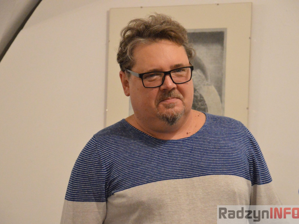 Między szkłem, metalem i papierem