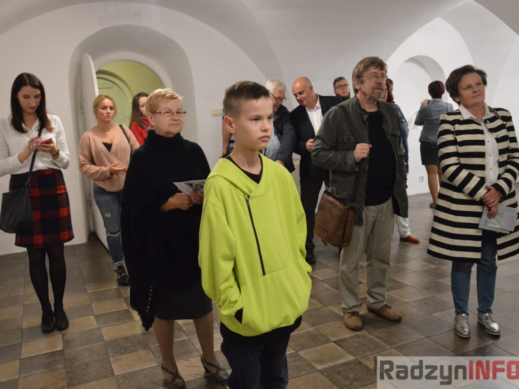 Między szkłem, metalem i papierem