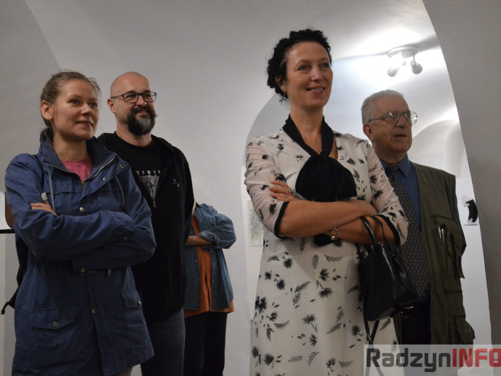 Między szkłem, metalem i papierem