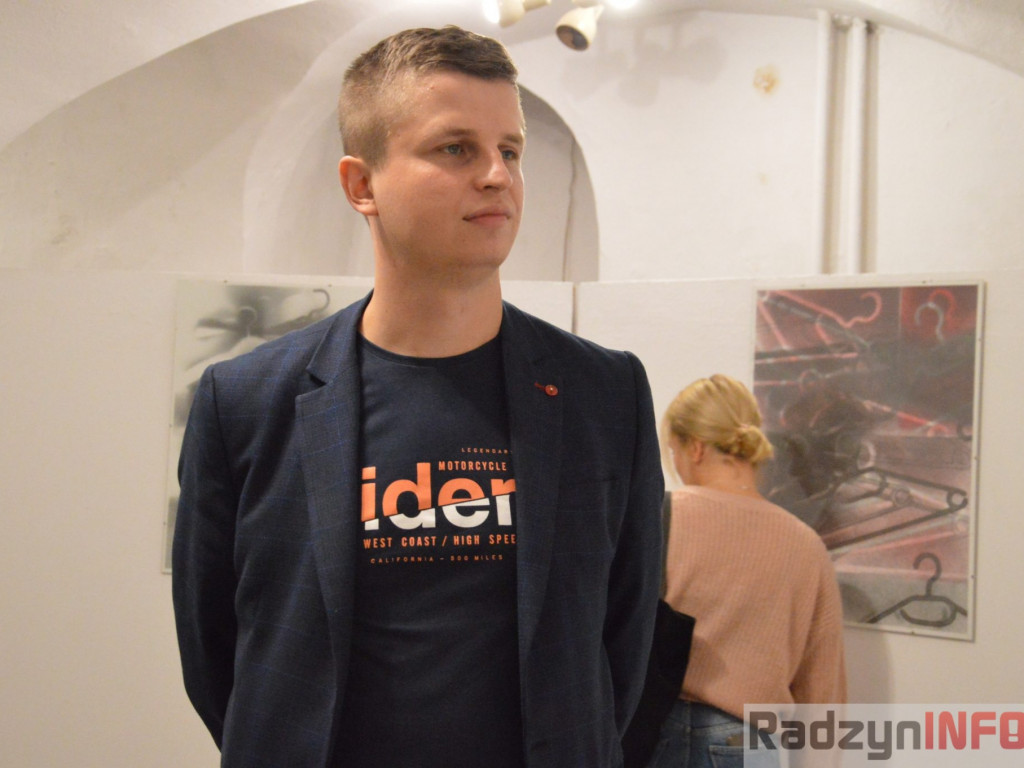 Między szkłem, metalem i papierem