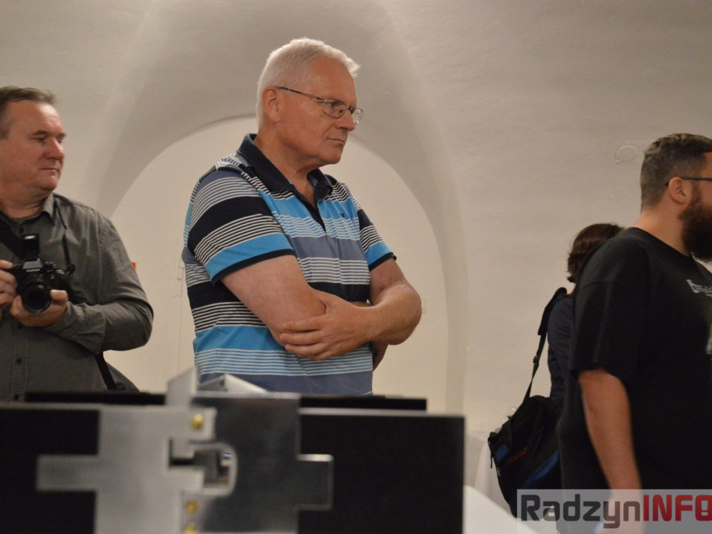 Między szkłem, metalem i papierem