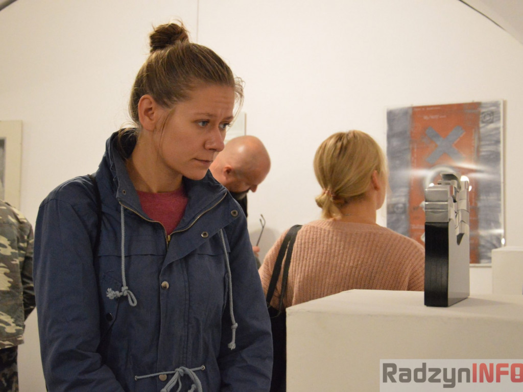 Między szkłem, metalem i papierem