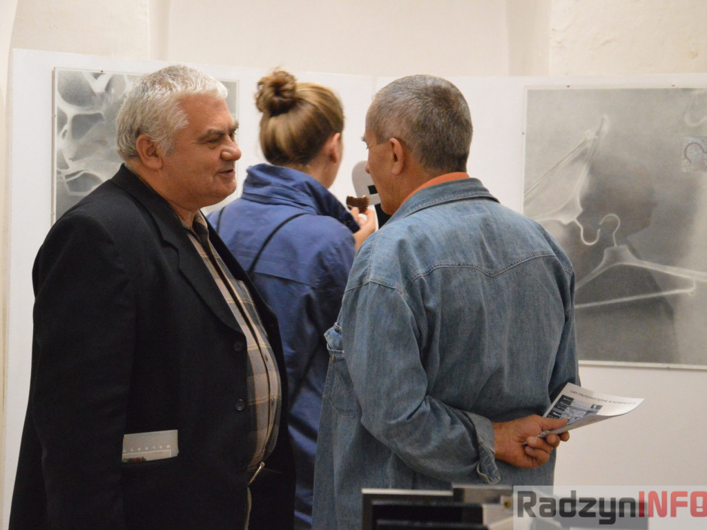 Między szkłem, metalem i papierem