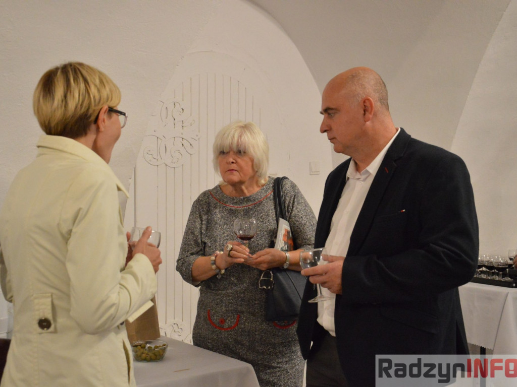 Między szkłem, metalem i papierem