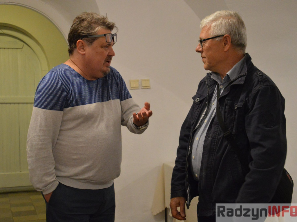 Między szkłem, metalem i papierem