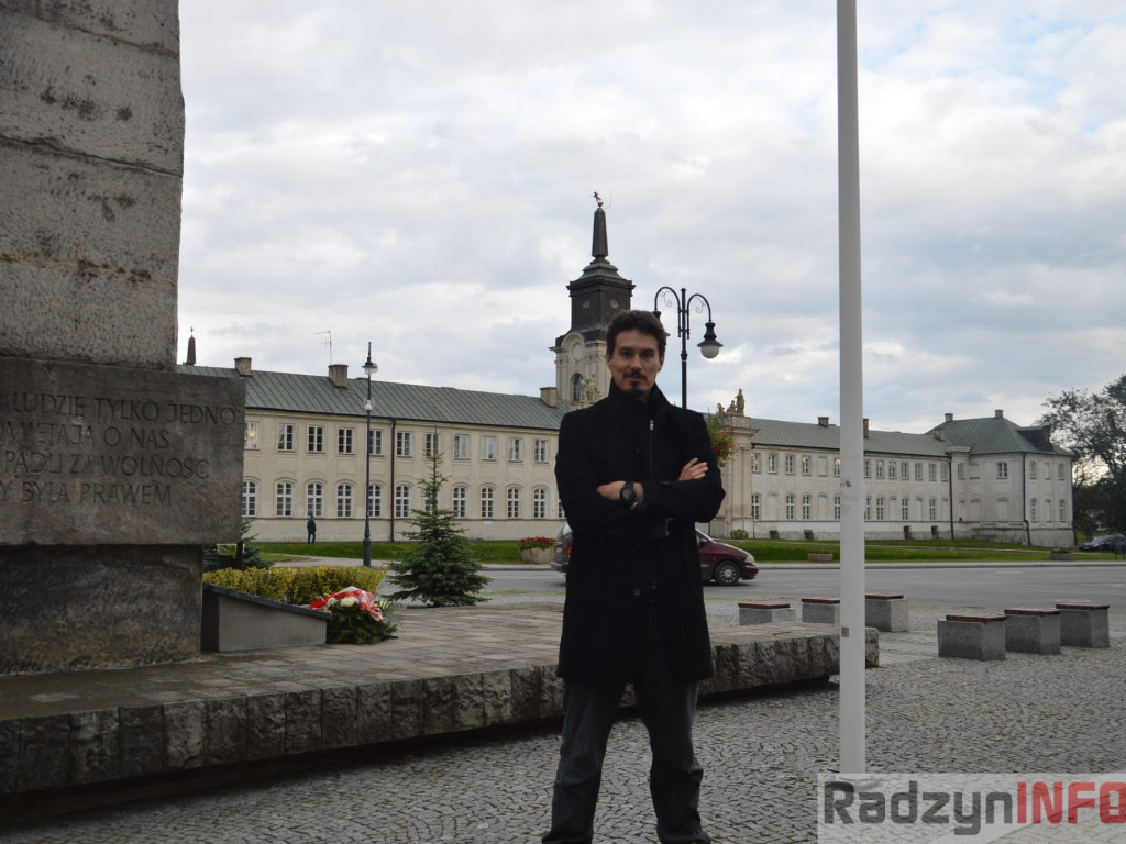 Podróżnik Tomasz Michniewicz  odsłonił swoją tabliczkę na Skwerze Podróżników
