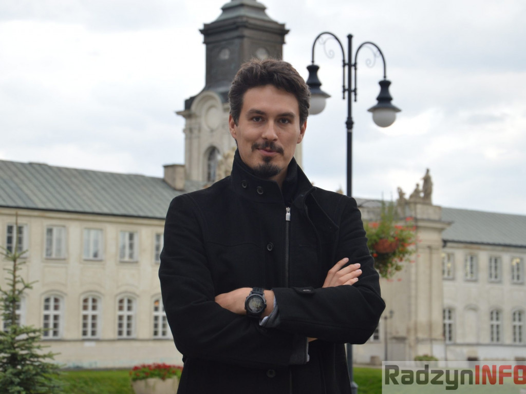 Podróżnik Tomasz Michniewicz  odsłonił swoją tabliczkę na Skwerze Podróżników