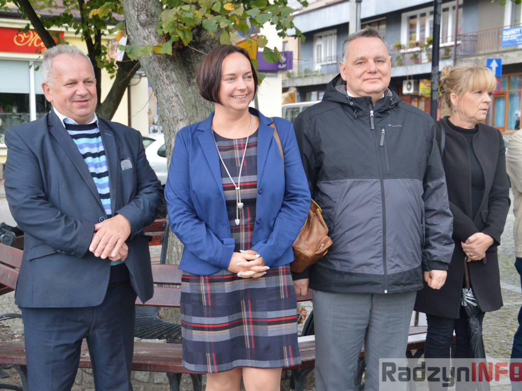 Podróżnik Tomasz Michniewicz  odsłonił swoją tabliczkę na Skwerze Podróżników