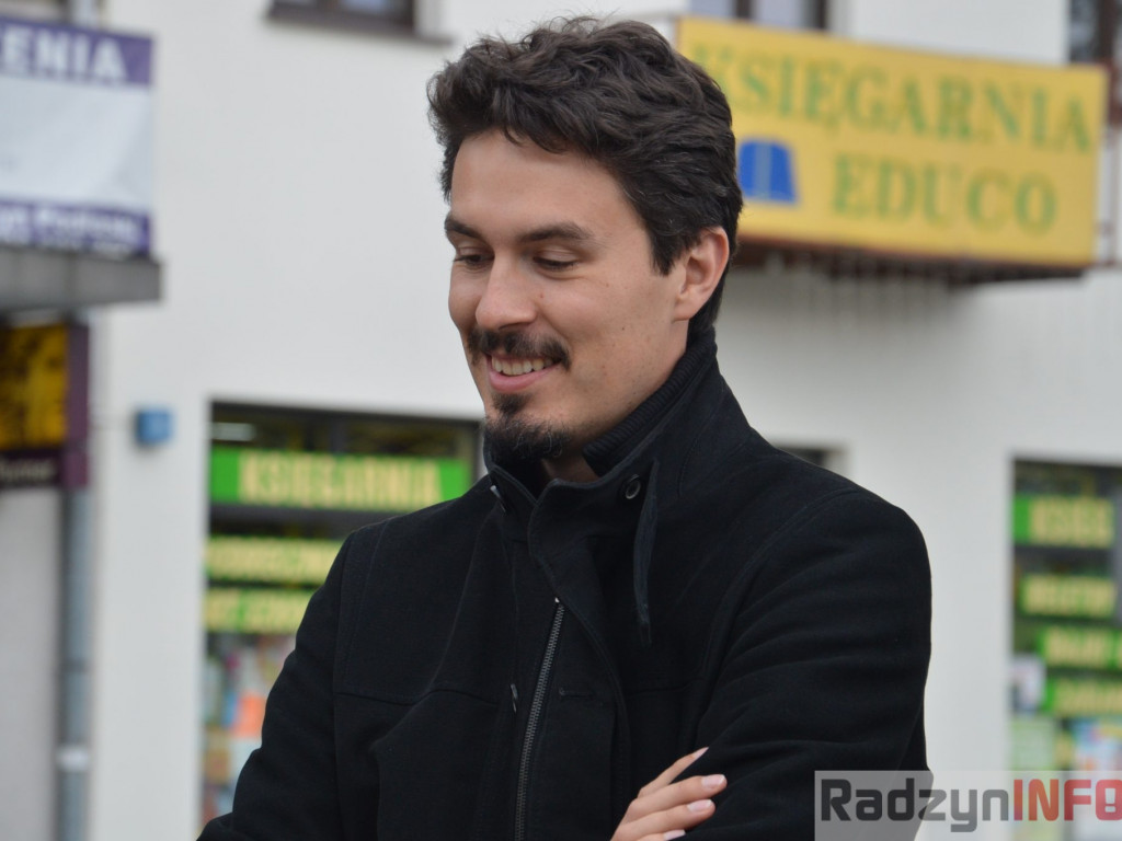 Podróżnik Tomasz Michniewicz  odsłonił swoją tabliczkę na Skwerze Podróżników