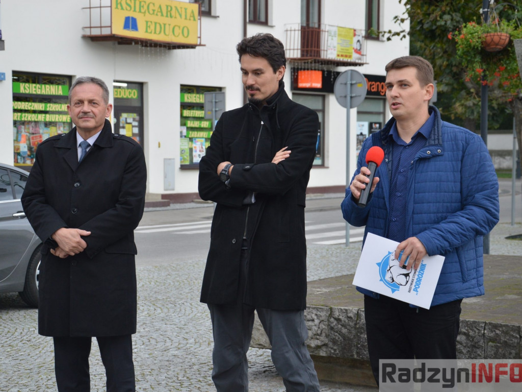 Podróżnik Tomasz Michniewicz  odsłonił swoją tabliczkę na Skwerze Podróżników