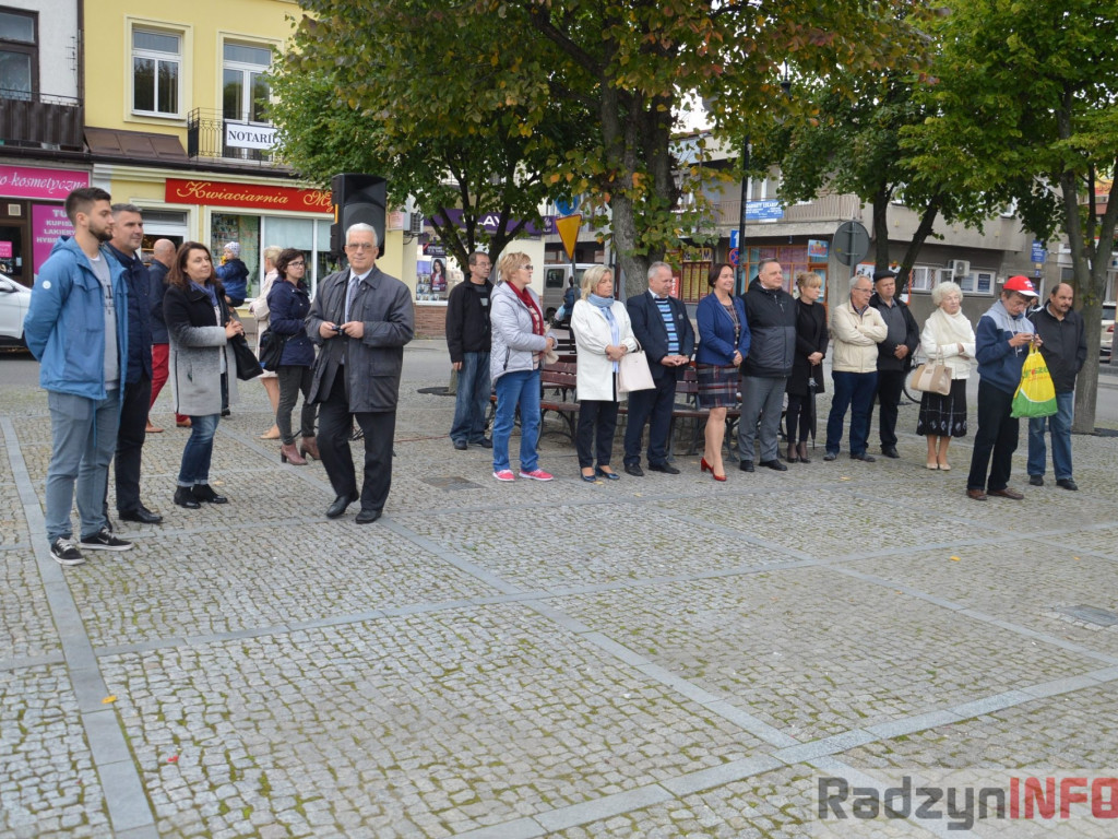 Podróżnik Tomasz Michniewicz  odsłonił swoją tabliczkę na Skwerze Podróżników