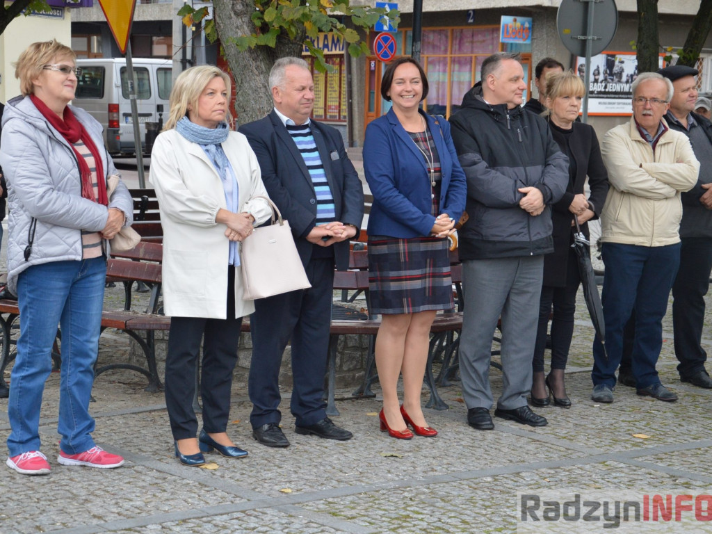 Podróżnik Tomasz Michniewicz  odsłonił swoją tabliczkę na Skwerze Podróżników