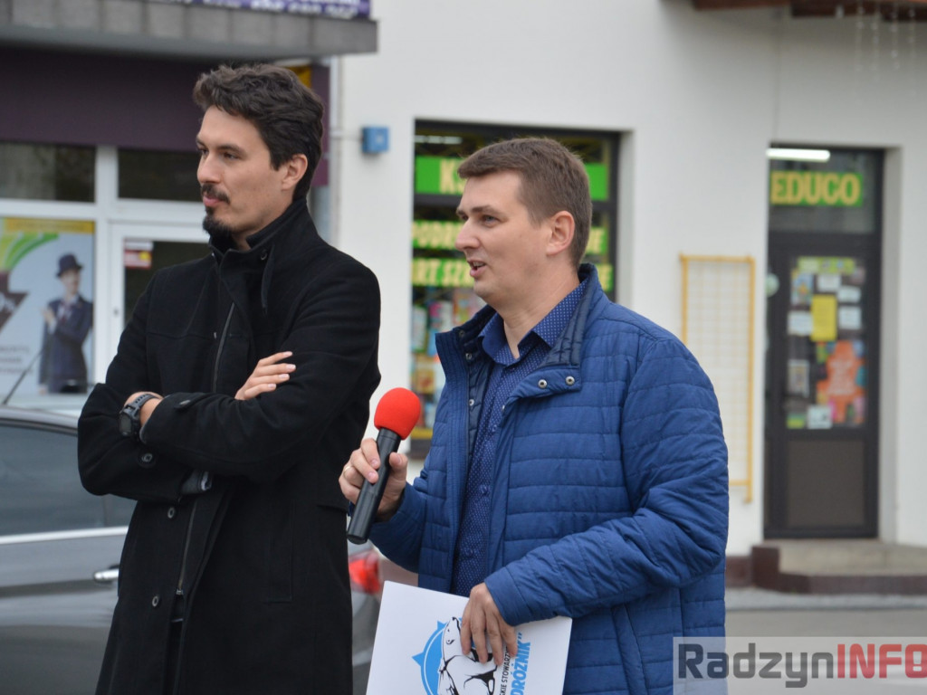 Podróżnik Tomasz Michniewicz  odsłonił swoją tabliczkę na Skwerze Podróżników