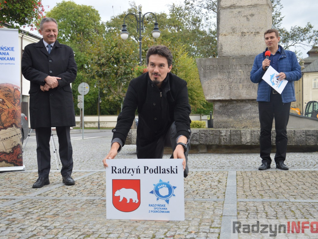 Podróżnik Tomasz Michniewicz  odsłonił swoją tabliczkę na Skwerze Podróżników