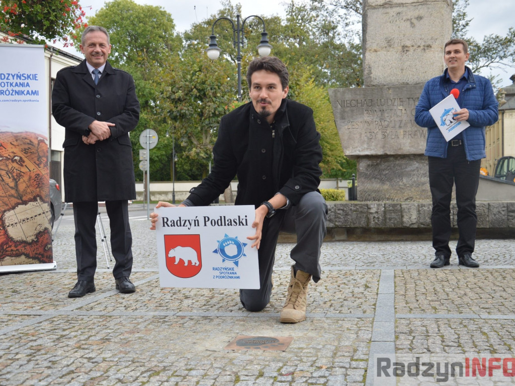 Podróżnik Tomasz Michniewicz  odsłonił swoją tabliczkę na Skwerze Podróżników