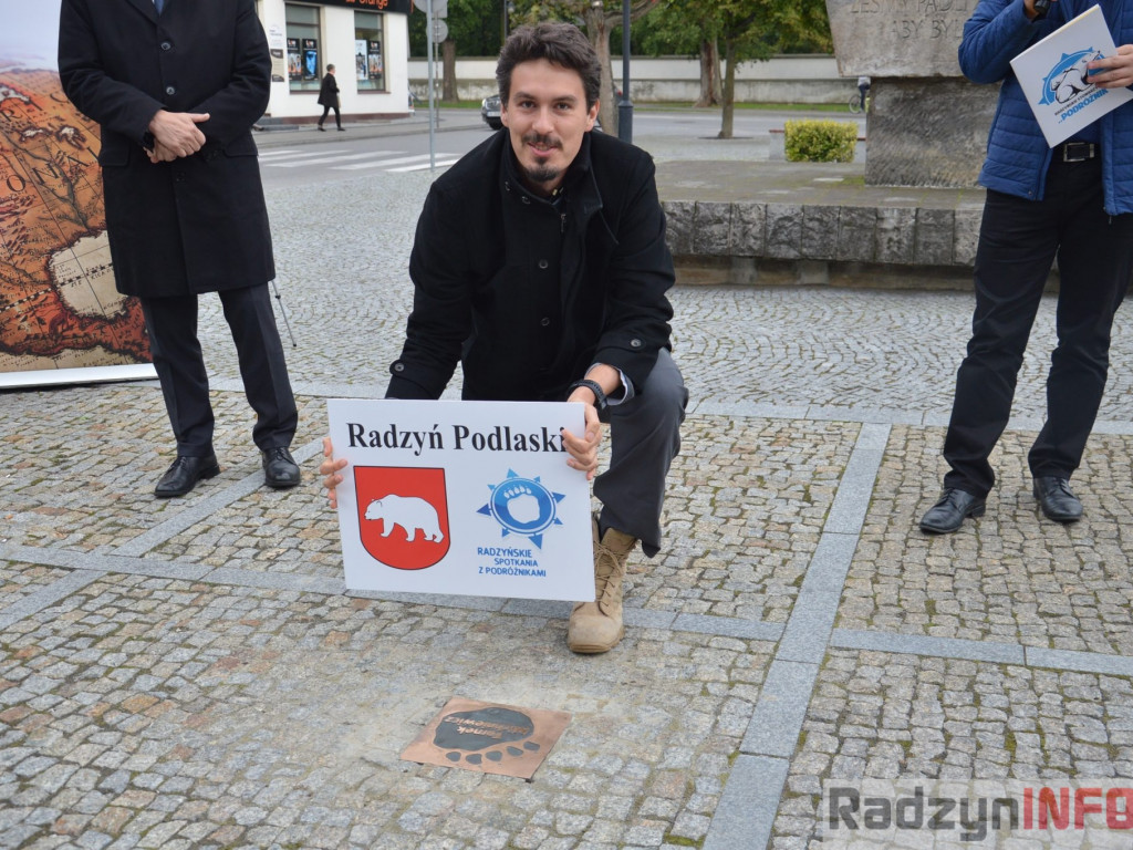 Podróżnik Tomasz Michniewicz  odsłonił swoją tabliczkę na Skwerze Podróżników