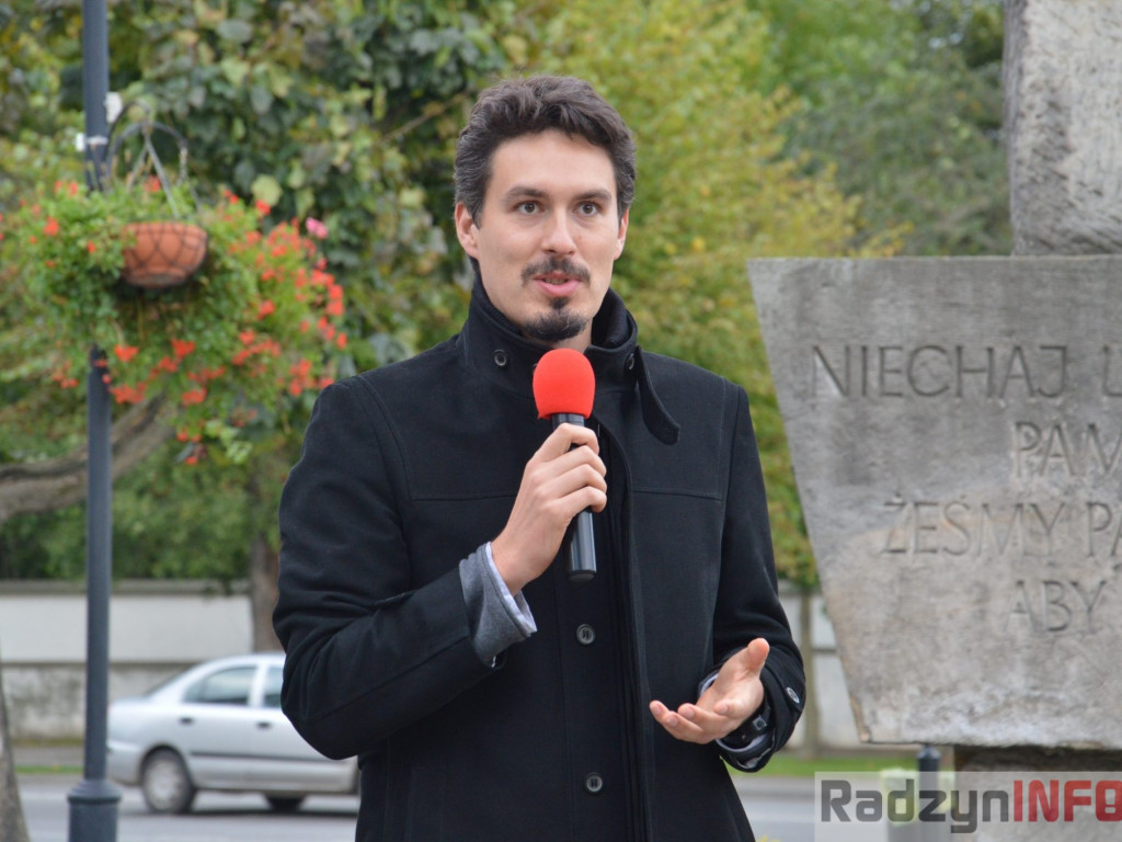 Podróżnik Tomasz Michniewicz  odsłonił swoją tabliczkę na Skwerze Podróżników